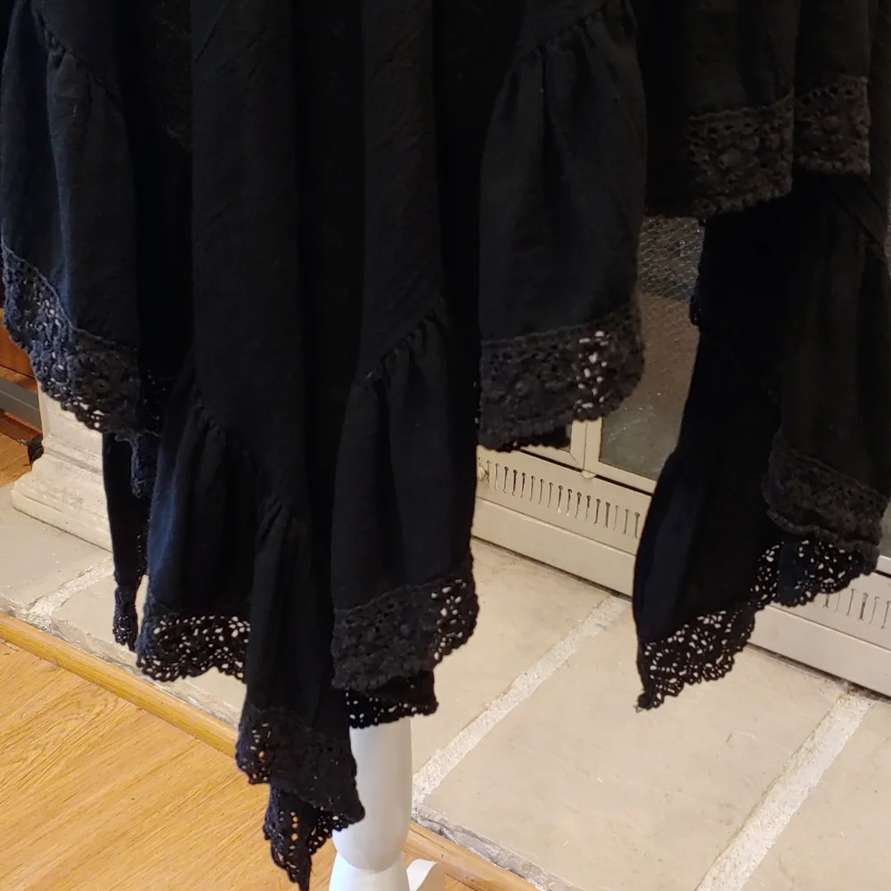 Vintage Ruffled Triangle Shawl - Picture 4 of 4